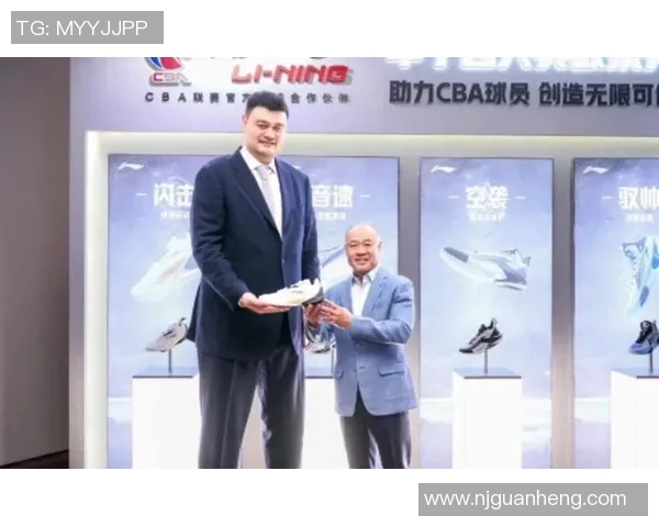 姚明跨半场的传奇瞬间:从篮球场到全球舞台的辉煌旅程 姚明跨半场的传奇瞬间:从篮球场到全球舞台的辉煌旅程